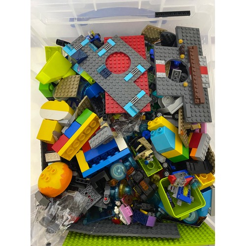 409 - Box full of assorted lego, box measures 40 x 35 cms