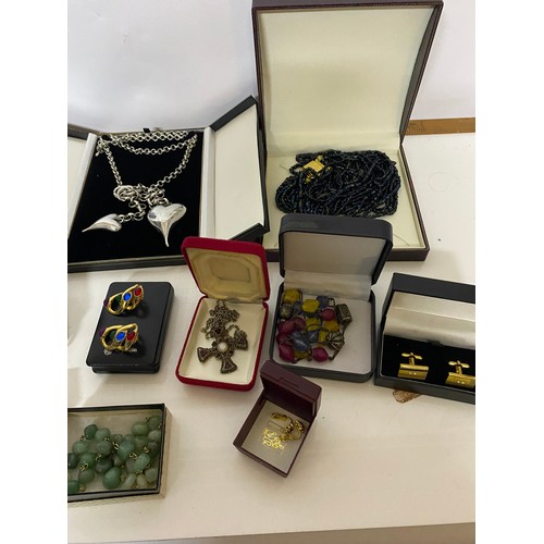 277 - Large collection of costume jewellery