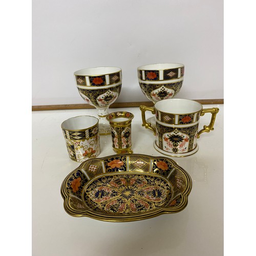 451 - Selection of 5 pieces of Royal Crown Derby.