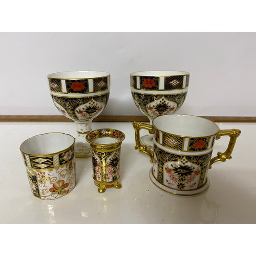 451 - Selection of 5 pieces of Royal Crown Derby.