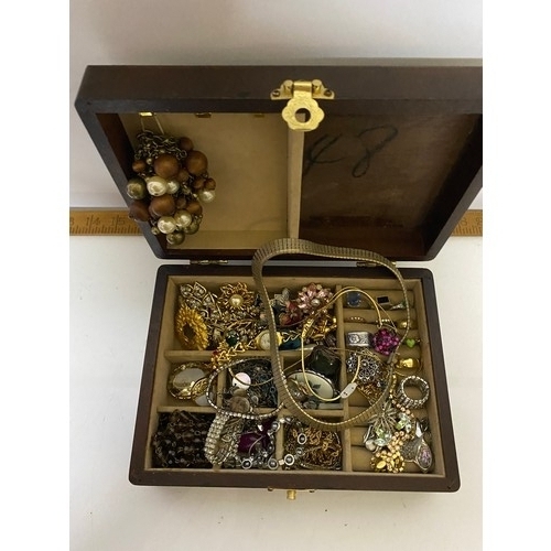 433 - Vintage costume jewellery including silver, diamonte, rings, pendants, bracelets, brooches, watches ... 