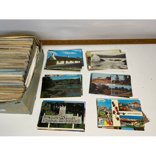 522 - Box of approximately 600 vintage postcards