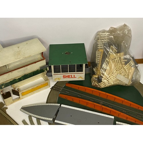 595 - Collection of Hornby, Triang and Meccano railway buildings and track