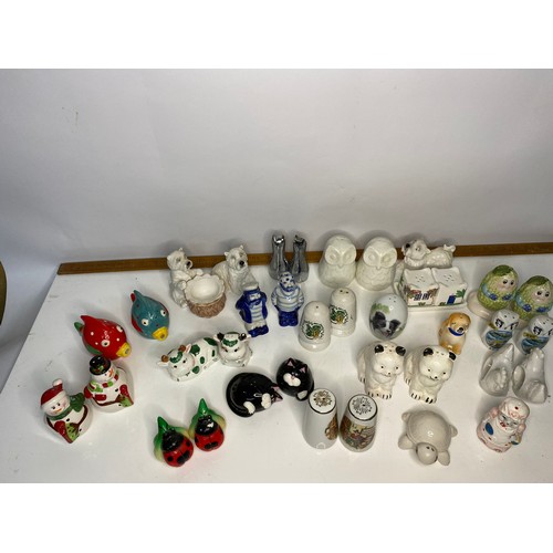 606 - Vintage collection of condiments, salt and pepper sets