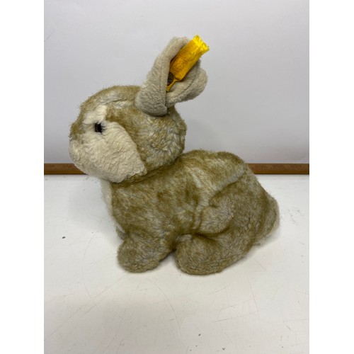 642 - Vintage Stieff bunny with button