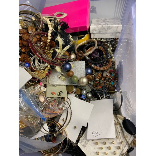 643 - Large collection of costume jewellery