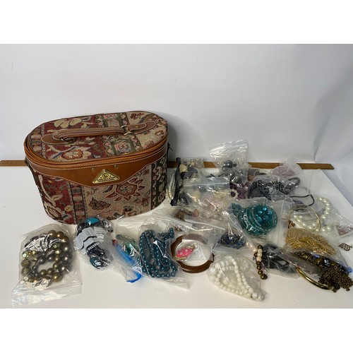 653 - Jewellery box filled with selection of costume jewellery.