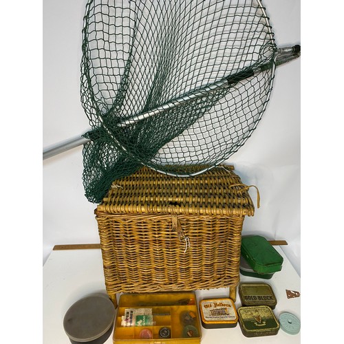 658 - Square fishing basket with accessories inside and fishing net