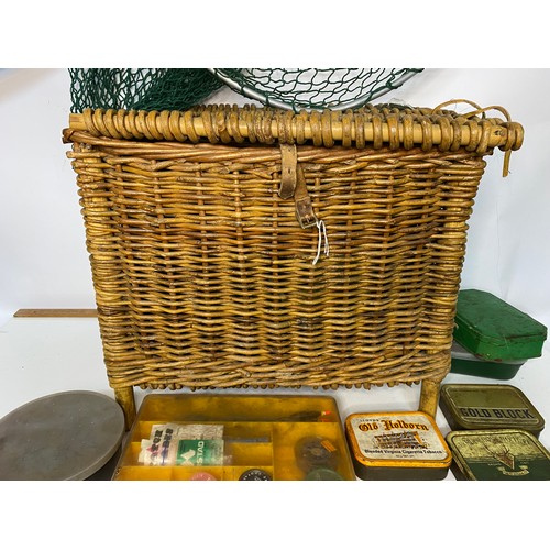 658 - Square fishing basket with accessories inside and fishing net