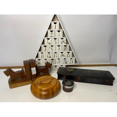 661 - Selection of wooden items including pair of Scottie bookends, advent calendar, trinket box, lacquere... 