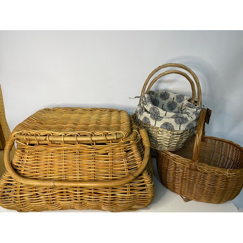 662 - Selection of 4 wicker baskets including a large basket with 2 handles.