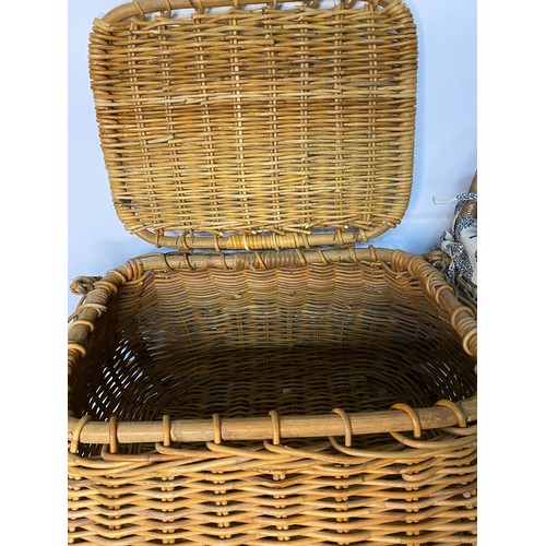 662 - Selection of 4 wicker baskets including a large basket with 2 handles.