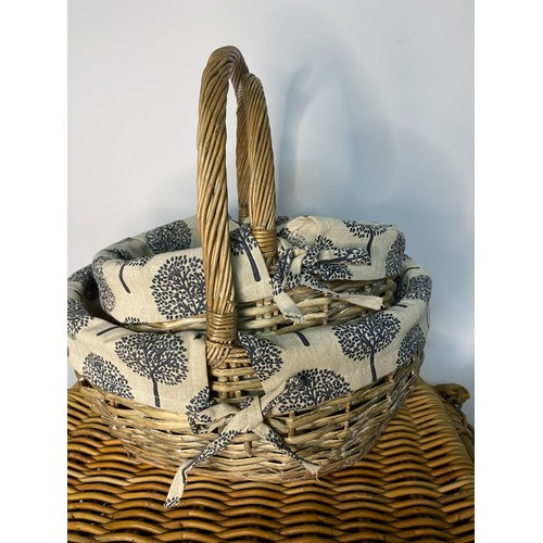 662 - Selection of 4 wicker baskets including a large basket with 2 handles.