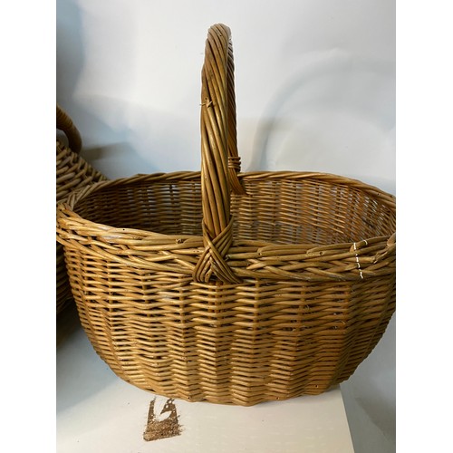 662 - Selection of 4 wicker baskets including a large basket with 2 handles.