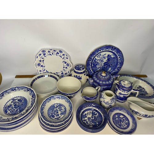 685 - Box of assorted blue and white pottery.