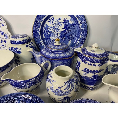 685 - Box of assorted blue and white pottery.