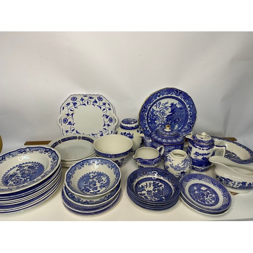 685 - Box of assorted blue and white pottery.