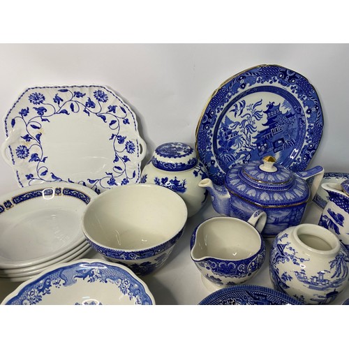 685 - Box of assorted blue and white pottery.