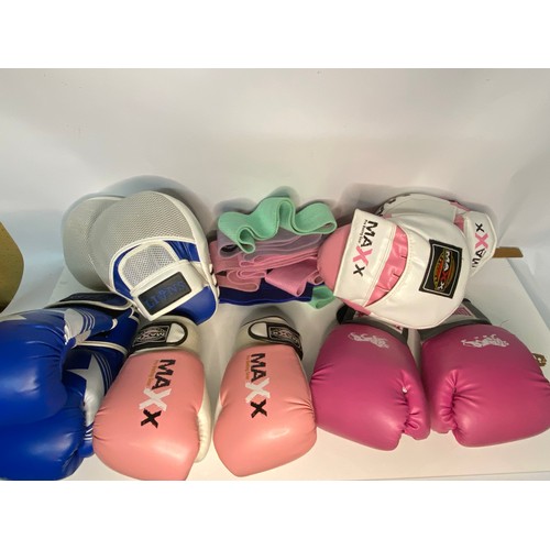 686 - A Selection of boxing gloves and pads