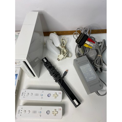 752 - Nintendo Wii console with 2 controllers/nunchucks and 9 games. Fully tested and working