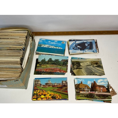 522 - Box of approximately 600 vintage postcards