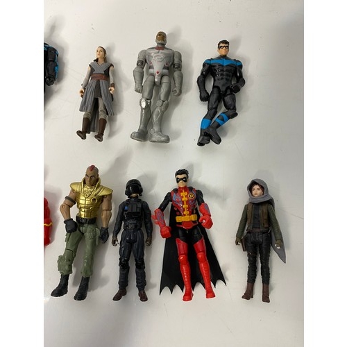 562 - Collection of 12 x Action figures.