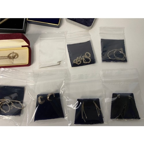 725 - Selection of boxed silver jewellery marked 925 and / or the text silver on most pieces. This lot inc... 