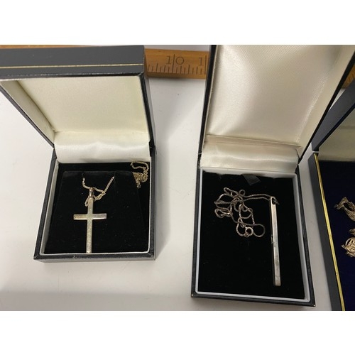 725 - Selection of boxed silver jewellery marked 925 and / or the text silver on most pieces. This lot inc... 