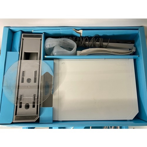 751 - Boxed Nintendo Wii console with 10 games including Mariokart, fully tested and working