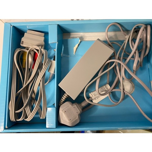 751 - Boxed Nintendo Wii console with 10 games including Mariokart, fully tested and working