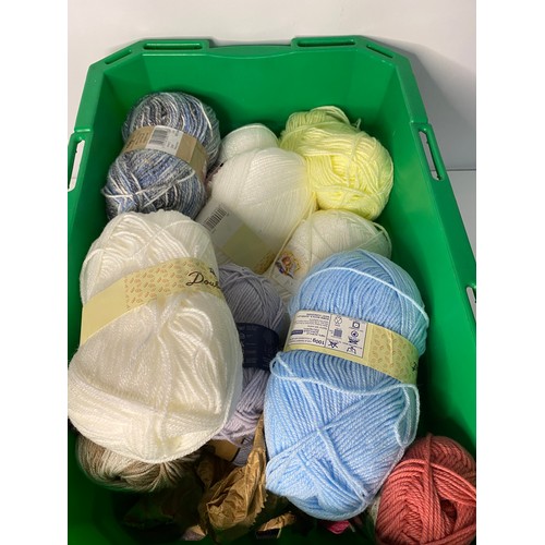 570 - Box of approximately 20 x balls of wool