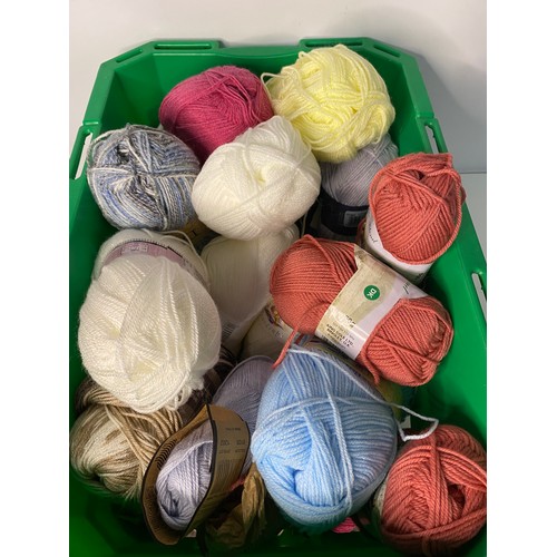 570 - Box of approximately 20 x balls of wool