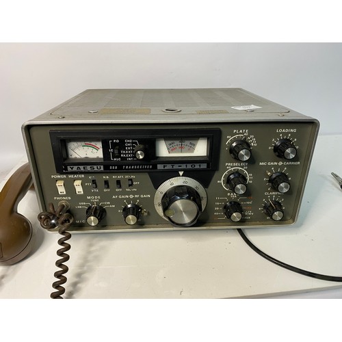 932 - Yaesu FT-101 transceiver HAM radio