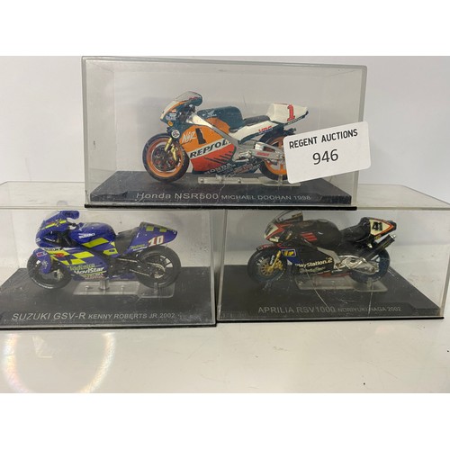 946 - Selection of 7 x model motorbikes in display cases including Honda, Yamaha, Suzuki and Aprilia.