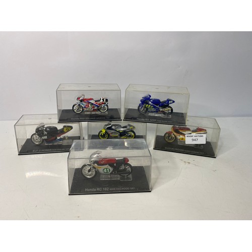 947 - Selection of 6 model motorbikes in display cases from Honda, Yamaha and Suzuki.