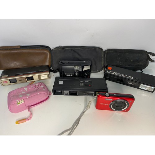 109 - Selection of vintage cameras