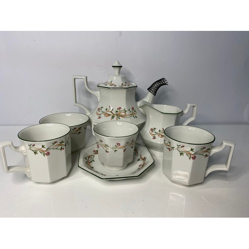 113 - Eternal Beau tea set. 6 cups and saucers, milk and sugar bowl, teapot and 2 mugs.