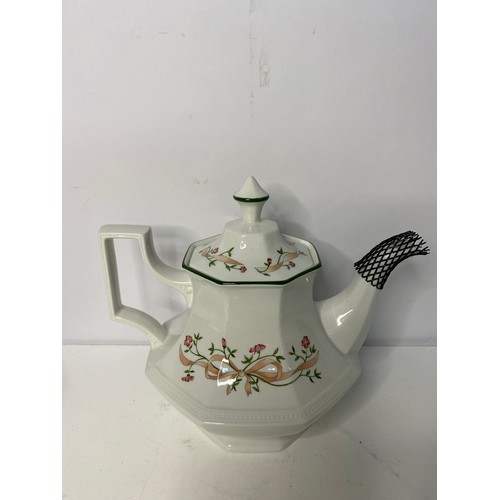 113 - Eternal Beau tea set. 6 cups and saucers, milk and sugar bowl, teapot and 2 mugs.