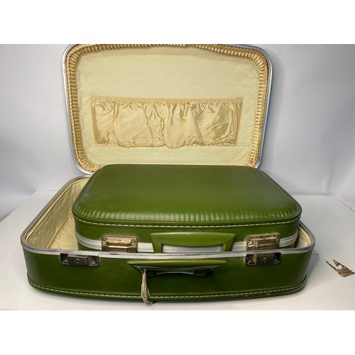 114 - Triple set of vintage suitcases, in excellent condition with key. Largest measures 52 x 33 cms