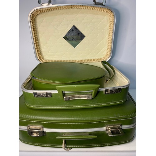 114 - Triple set of vintage suitcases, in excellent condition with key. Largest measures 52 x 33 cms