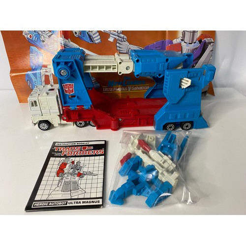 257 - Vintage Transformers Generation 1Ultra Magnus Heroic Autobot with instruction booklet and contains 2... 