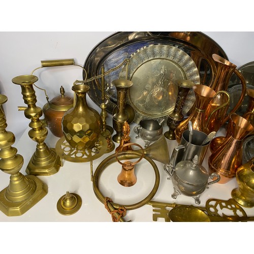 192 - Assortment of brass, copper and other metal ware items.