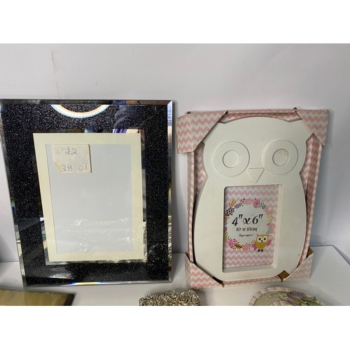 446 - Selection of vintage and modern picture frames in different sizes.