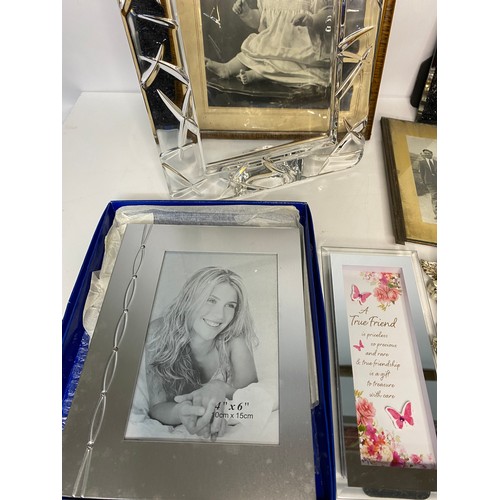 446 - Selection of vintage and modern picture frames in different sizes.