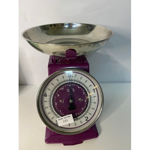 225 - Set of Vintage kitchen weighing scales and first aid box with contents.