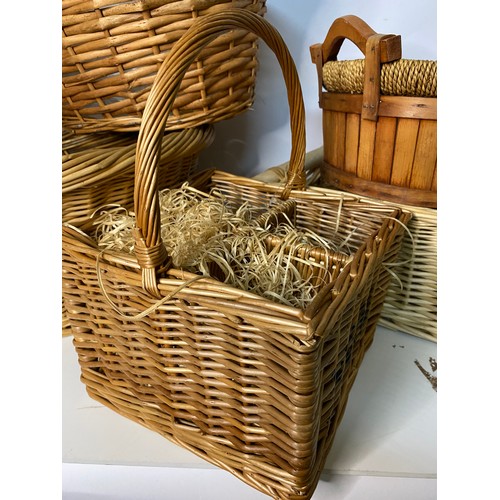 283 - Selection of wicker baskets including a bottle basket with carry handle.