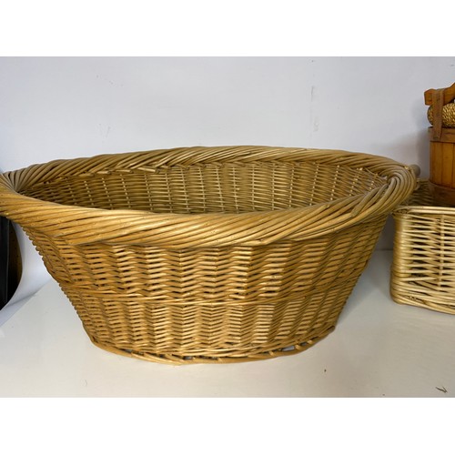 283 - Selection of wicker baskets including a bottle basket with carry handle.