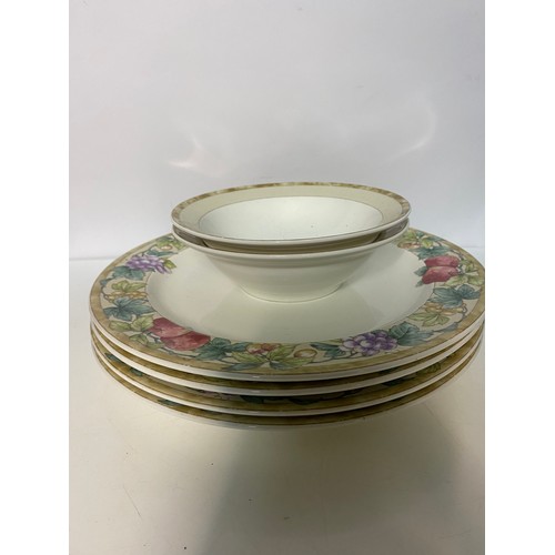 284 - Selection of Noritake Sonoma Gardens dinnerware