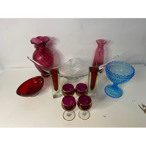 287 - Assortment of red glassware and vases of different shapes and sizes.