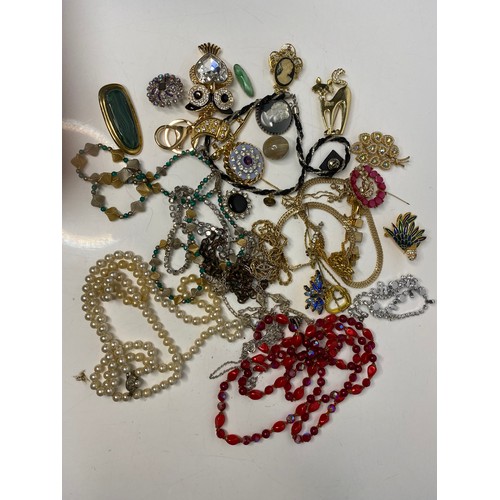 9 - Assortment of costume jewellery.